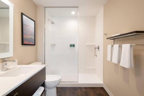 洛根TownePlace Suites by Marriott Logan的带淋浴、卫生间和盥洗盆的浴室