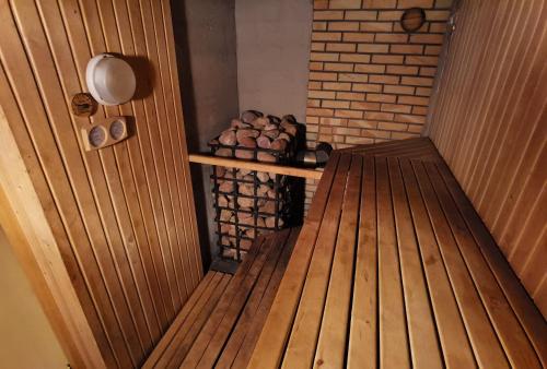 尤尔马拉Kemeri Roomstay & Sauna的一间铺有木地板的桑拿浴室