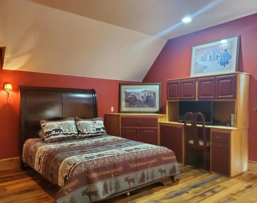 CameronDream Drift Motel的卧室设有红色的墙壁和一张大床