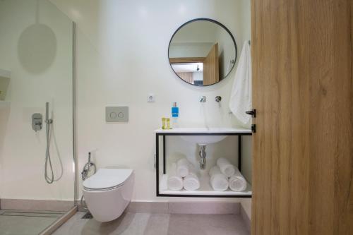 奈德里White River Villa的一间带水槽、卫生间和镜子的浴室