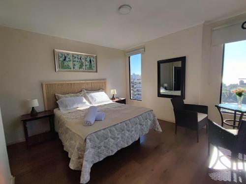 维纳德马Hotel 251的一间卧室配有一张带两个枕头的床