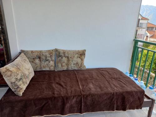 东兹斯托里弗Apartments IRINA的卧室配有带枕头的大床和窗户。