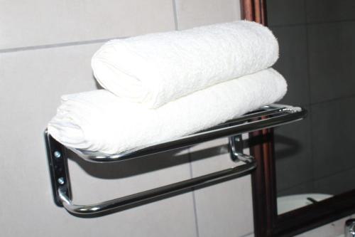 弗莱海德Kekeli B&B的浴室毛巾架上的毛巾堆