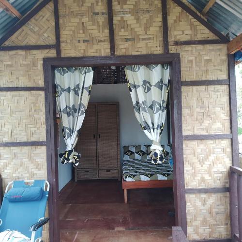 San IsidroKlay's tiny home的一间房子里的房间,有窗帘和门