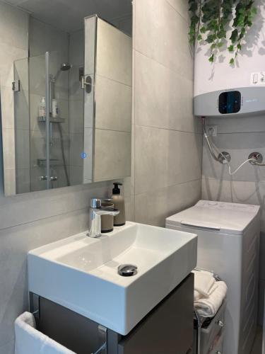 马拉加Allegra Suite的浴室配有白色水槽和卫生间。