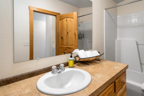 西黄石Alpine #1的浴室设有白色水槽和镜子