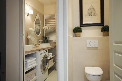 巴黎圣日耳曼优雅奇客修特斯公寓的一间带卫生间、洗衣机和烘干机的浴室