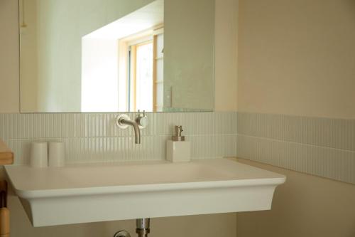白川村施洛亚玛坎日式旅馆的浴室设有白色水槽和镜子