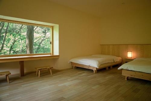 白川村施洛亚玛坎日式旅馆的带窗户的客房内的两张床