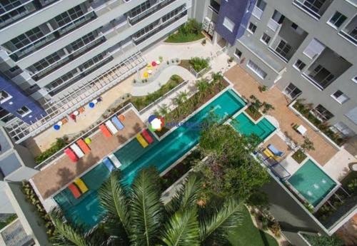 戈亚尼亚Apartamento Luxo St Bueno的享有公寓大楼游泳池的空中景致