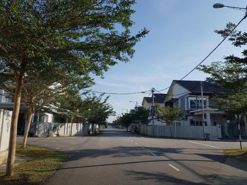 马六甲Selendang - Near Std Hang Jebat, MITC & UTEM的一条空荡荡的街道,有房屋和栅栏