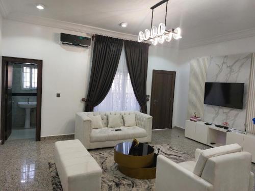 YanyanOfficer Condo Apartments的带沙发和电视的客厅