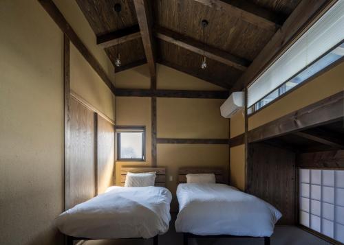 京丹后市casa網野的小型客房 - 带2张床和窗户