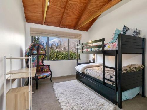 奥克兰Lascelles Escape的一间卧室设有两张双层床和一扇窗户。