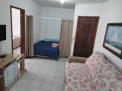 伊塔佩马APT Praia Central Itapema 90MTS do Mar的客厅配有沙发和1张床