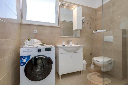 比利切KAIROS的一间带洗衣机和卫生间的浴室