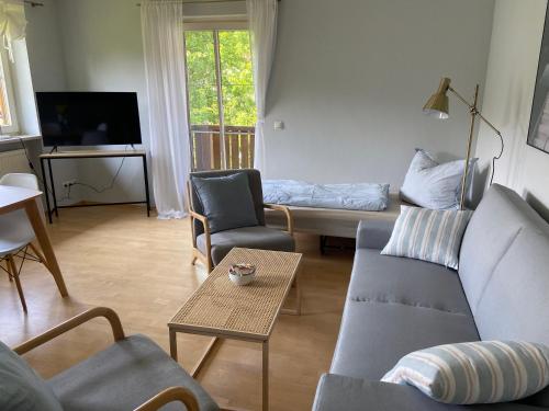 卑尔根Bayern Lodge Bergen的客厅配有沙发和桌子