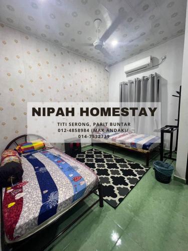 巴力文打Nipah Homestay Parit Buntar的客房配有两张床和一个读取Nirvana homesstay的标志。