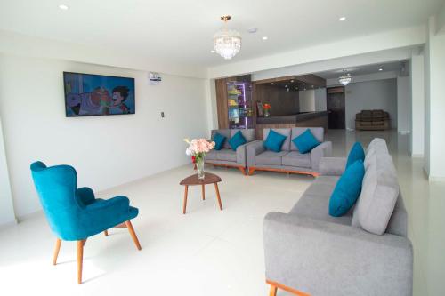阿雷基帕Hotel Cumbre Real Airport - Arequipa的带沙发和蓝椅的客厅