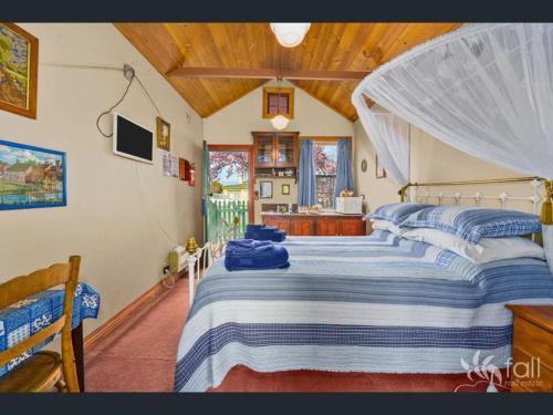 Sorell索雷尔住宿加早餐旅馆的一间卧室配有两张带蓝白色床单的床