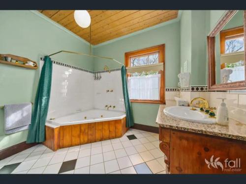Sorell索雷尔住宿加早餐旅馆的带浴缸和盥洗盆的大浴室