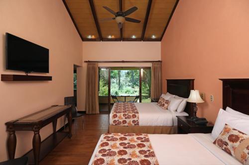 Cachí卡萨纳卡菲塔尔精品酒店的酒店客房设有两张床和一台平面电视。