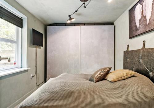奥胡斯Aarhus - cozy house, 10 min from city center的一间卧室配有一张带两个枕头的床