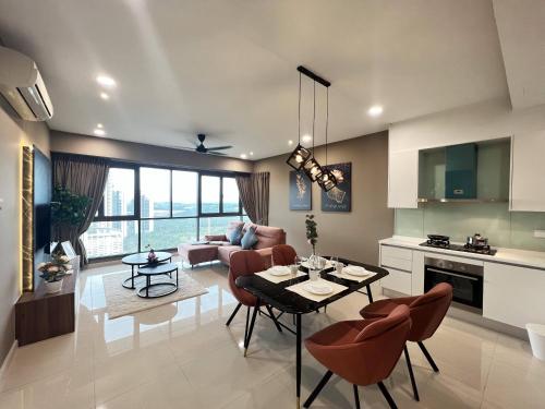 努沙再也Iskandar Residence @ UHA的厨房以及带桌椅的起居室。