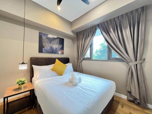 努沙再也Iskandar Residence @ UHA的一间卧室设有一张大床和窗户