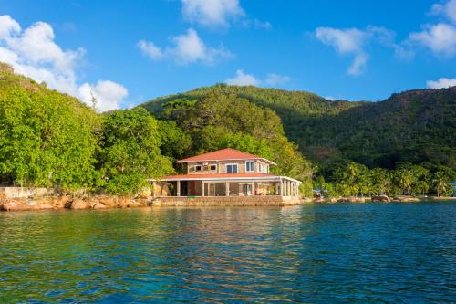 普拉兰La Saline的水中的一个岛上的房子