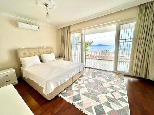 博德鲁姆BODRUM BURCU VILLA , Magnificent Sea View, Cozy, Free Otopark, Free Wifi的一间卧室设有一张床和一个大窗户