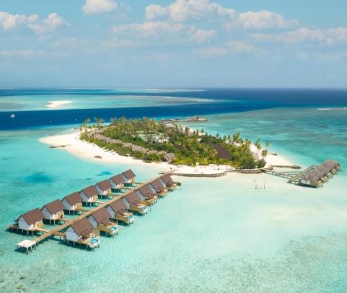 FushifaruFushifaru Maldives - 50 percent discount on transfers till 30 Sep 2024 on FB & AI for 04 nights or above的海洋中的岛屿,有众多的度假胜地