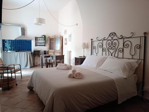 马泰拉Spartivento Apartments的一间卧室配有一张大床和毛巾