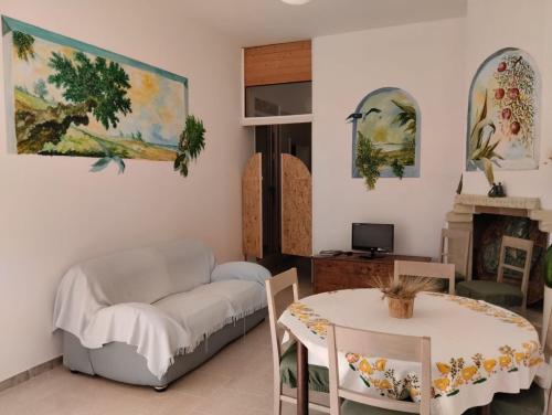马鲁焦Villa d'Arte的客厅配有沙发和桌子