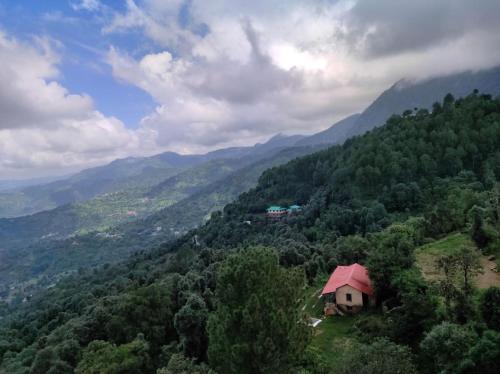 Stunning Views, Free Parking! "Jujurana Homestay Shoghi" on GMaps - 3 Apartments Near Simla!平面图