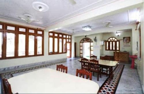 乌德尔格希Geetanjali Resort的一间带桌椅的房间和一间用餐室