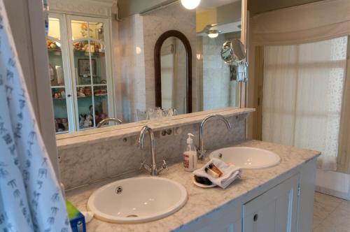 阿姆斯特丹海伦赫拉赫兹21住宿加早餐酒店的一间带两个盥洗盆和大镜子的浴室