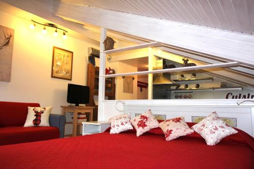 普拉吉拉托Il nido di Marelisa的一间卧室配有红色的床和枕头