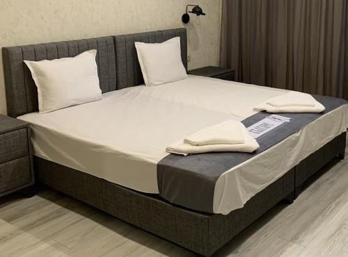 VratsaСтандартна стая Пламен的一张大床,上面有两个白色枕头