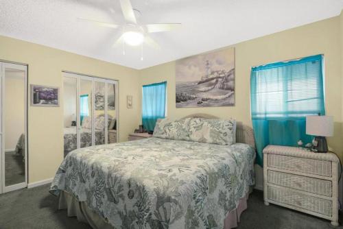 格尔夫海岸Summer House West B103的一间卧室配有一张床和吊扇