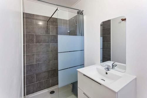 圣若瑟L'escapade créole Jacuzzi Privatif Bungalow Bananier的白色的浴室设有水槽和淋浴。