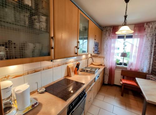 巴特利普施普灵格Erholungsapartment的厨房配有水槽和炉灶