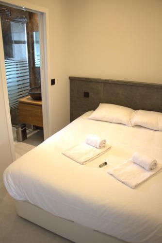 卢贝新城06AO - Superbe appartement avec vue mer exceptionnelle的卧室配有白色床和毛巾