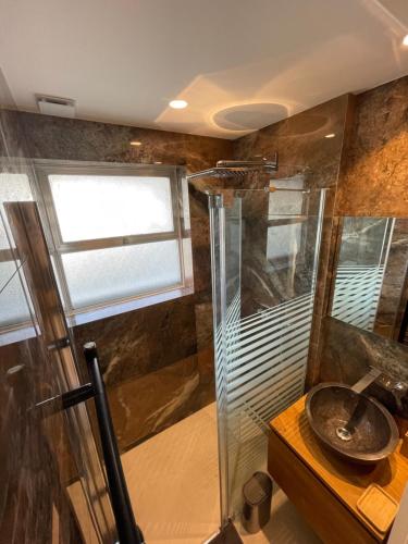 卢贝新城06AO - Superbe appartement avec vue mer exceptionnelle的带淋浴的浴室(带玻璃淋浴间)