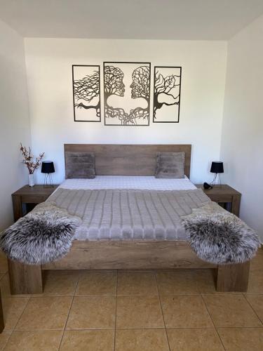 OsečnáChata Filip的卧室配有一张墙上三幅照片的床