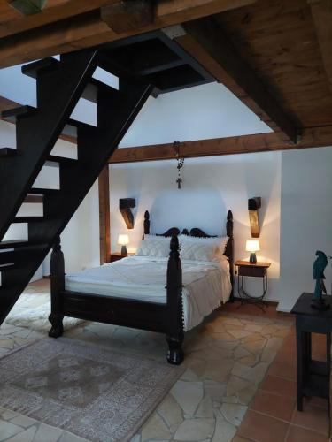 马林诺维德Romantisches Ferienhaus in Moselnähe的阁楼上的卧室配有一张大床