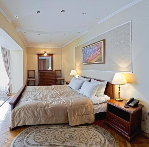 利沃夫赫特曼酒店的酒店客房配有一张床和电话