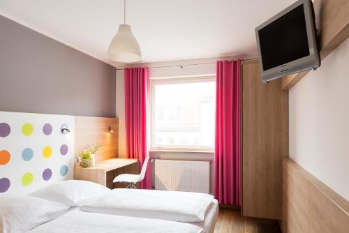 慕尼黑第一克里提夫大象酒店的酒店客房设有两张床和一台平面电视。