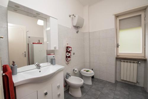瓦尔蒙托内雷莫公寓的白色的浴室设有水槽和卫生间。