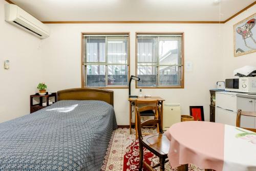 AsakayamachōSakai Kita-ku - House - Vacation STAY 10593的一间小卧室,配有一张床和一张桌子